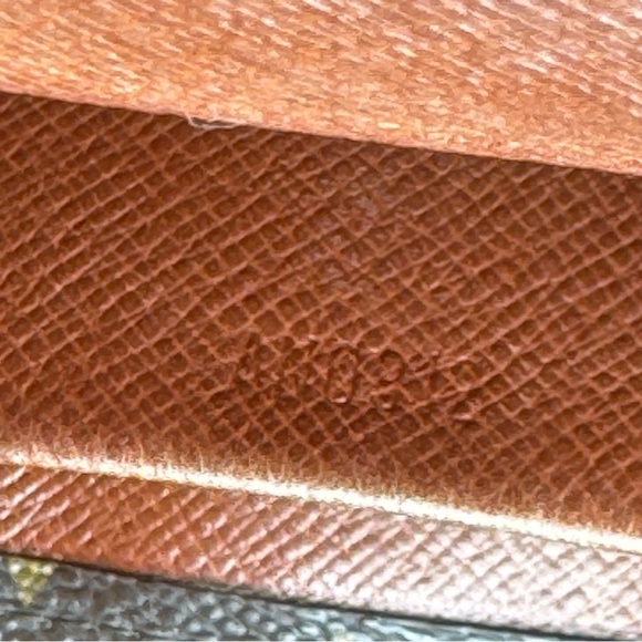 Louis Vuitton Monogram Elise Wallet - Picture 9 of 12
